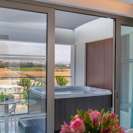 Ivi Mare - Designed For Adults By Louis Hotels Geroskipou エクステリア 写真 A hot tub on a balcony