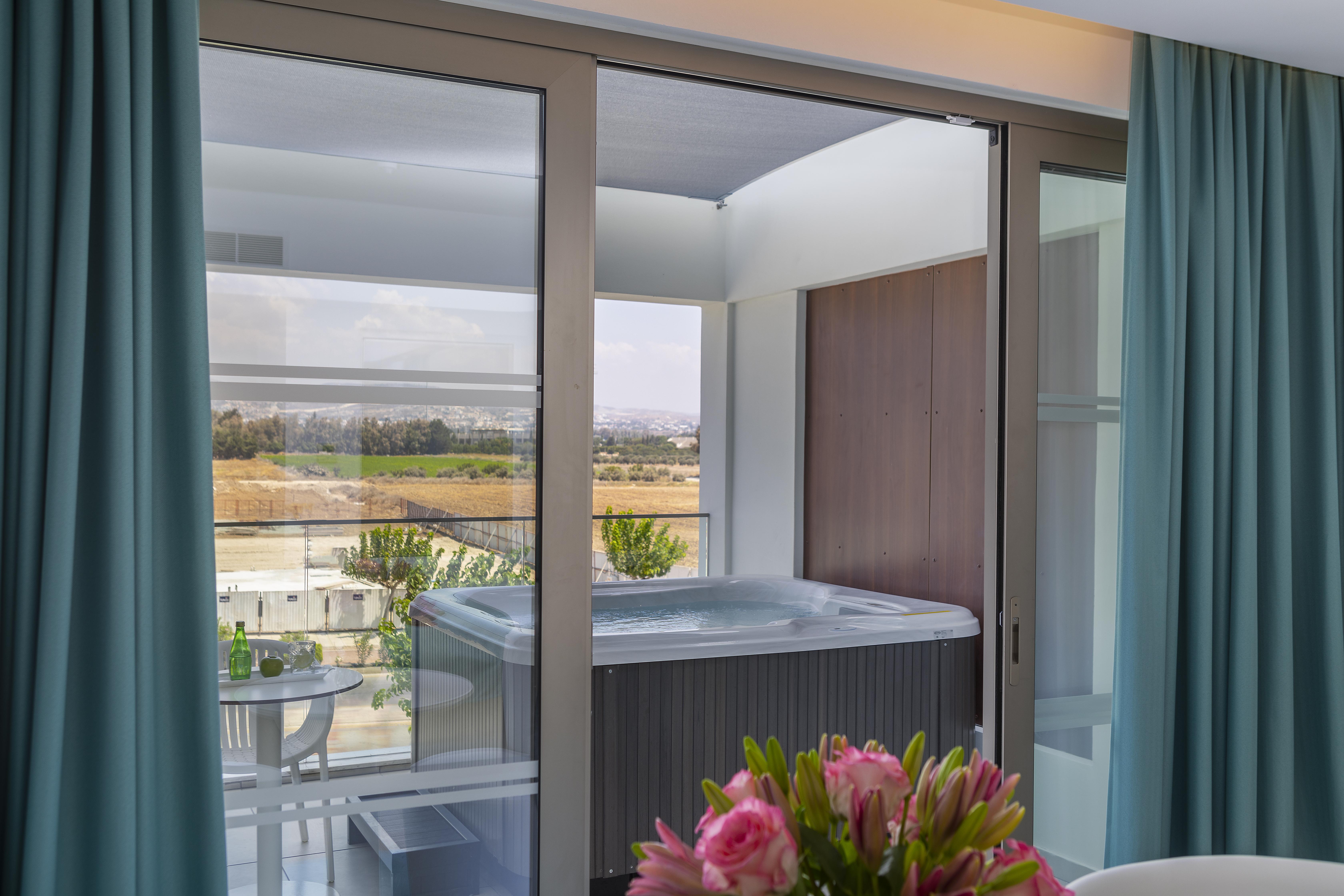 Ivi Mare - Designed For Adults By Louis Hotels Geroskipou エクステリア 写真 A hot tub on a balcony