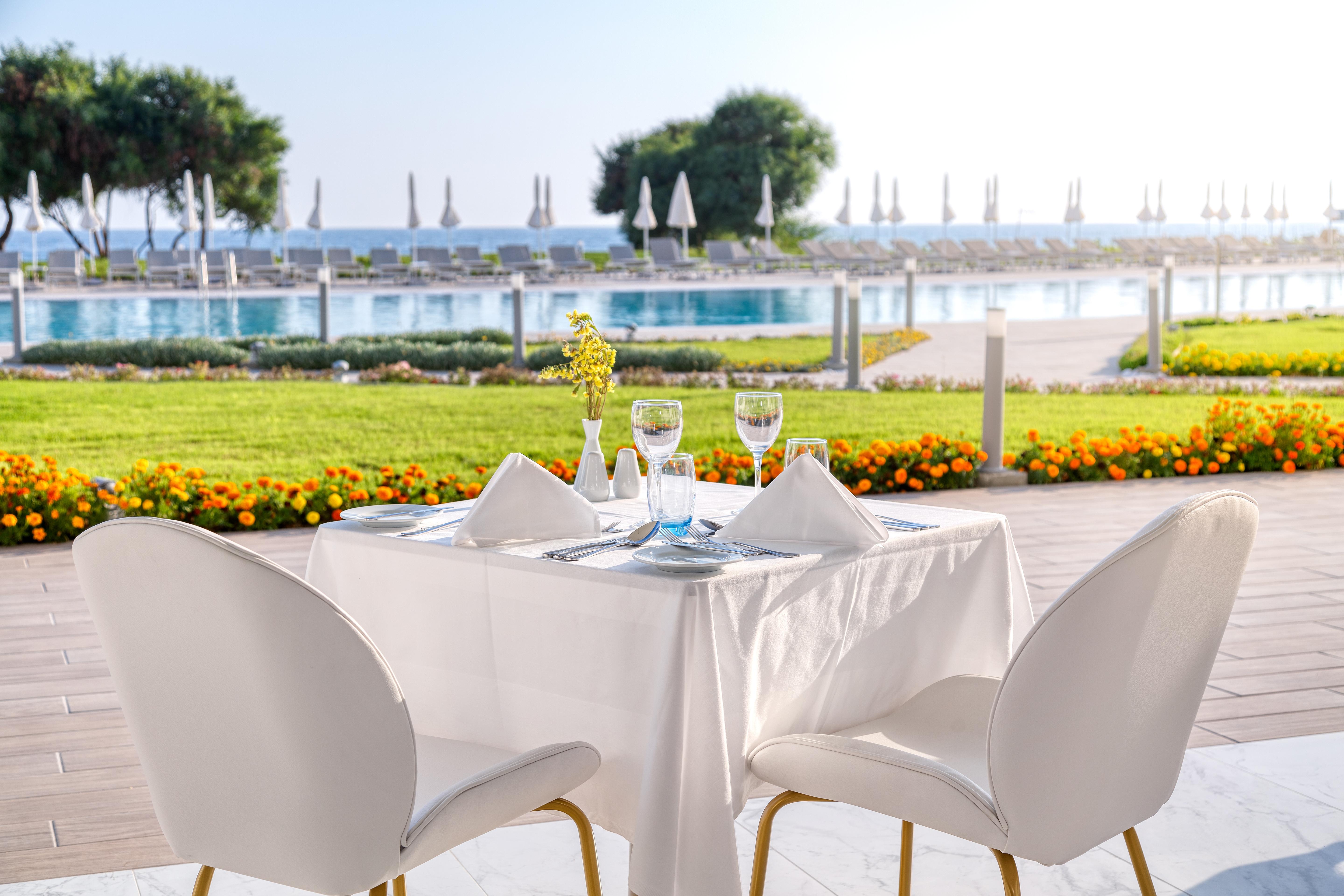 Ivi Mare - Designed For Adults By Louis Hotels Geroskipou エクステリア 写真 The resort's pool