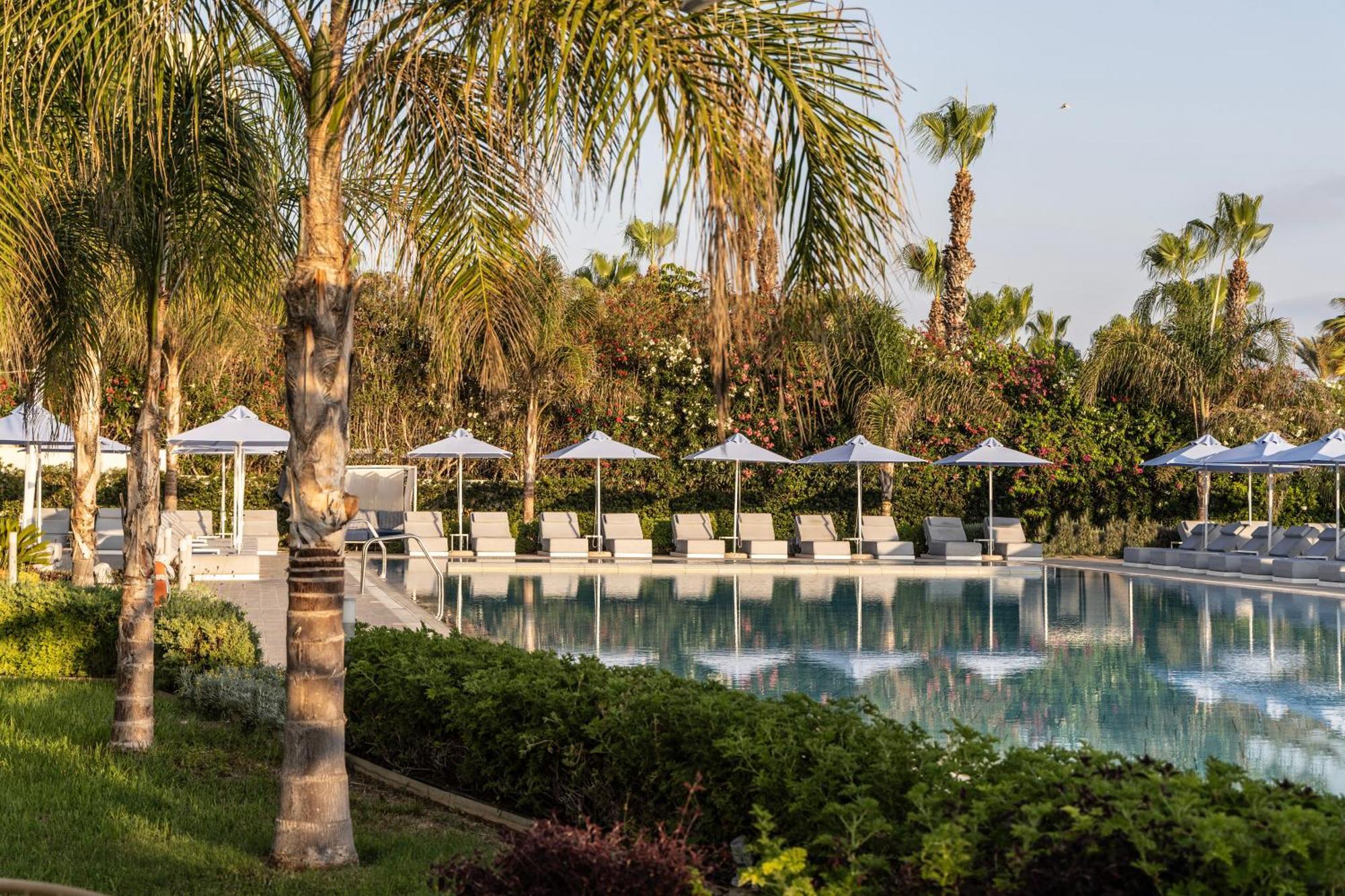 Ivi Mare - Designed For Adults By Louis Hotels Geroskipou エクステリア 写真 The pool at the Four Seasons Resort
