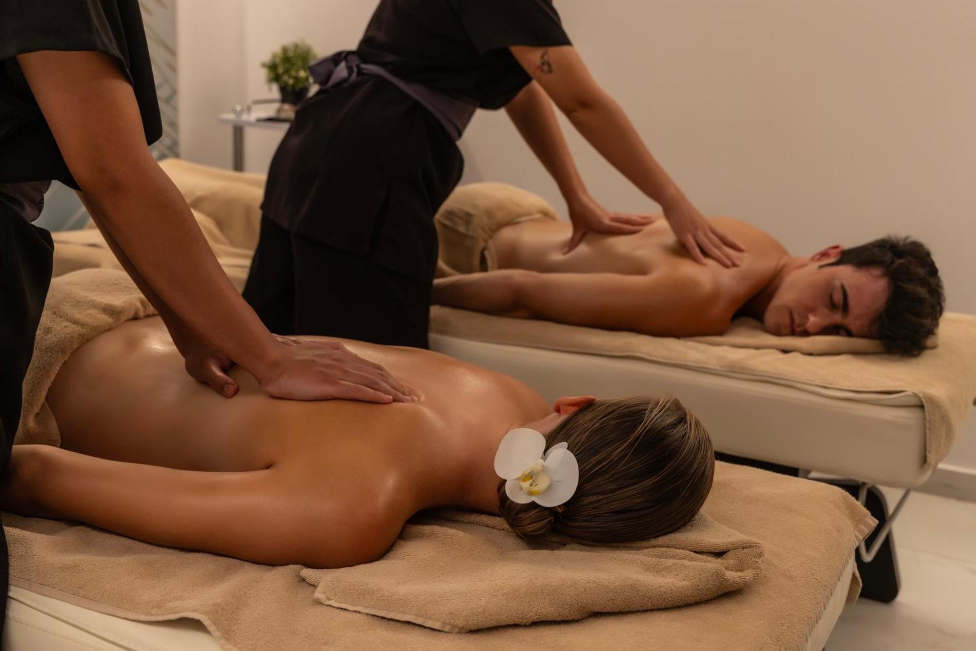 Ivi Mare - Designed For Adults By Louis Hotels Geroskipou エクステリア 写真 Massage therapists working on a couple