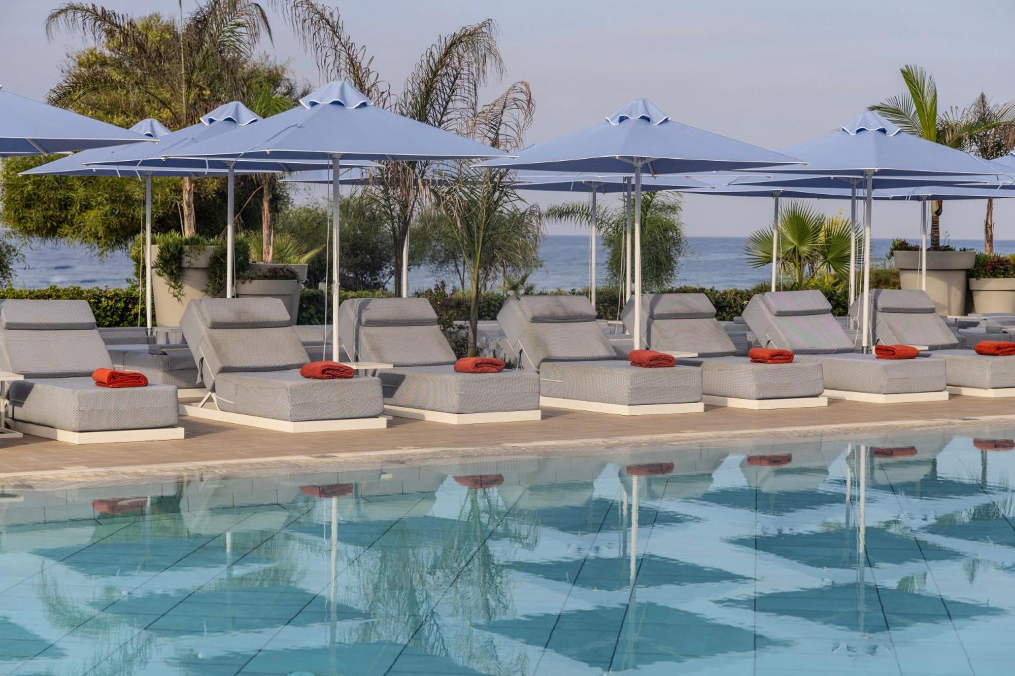 Ivi Mare - Designed For Adults By Louis Hotels Geroskipou エクステリア 写真 Pool at the Westin Athens