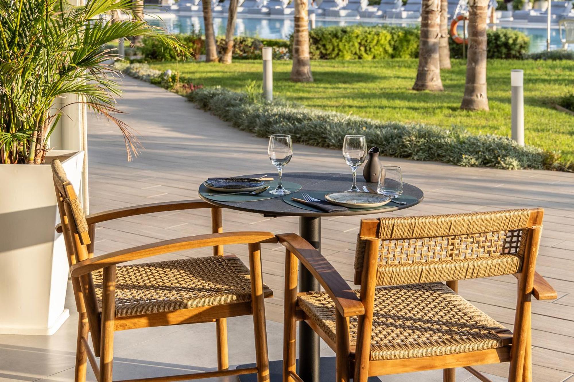 Ivi Mare - Designed For Adults By Louis Hotels Geroskipou エクステリア 写真 A table and two chairs