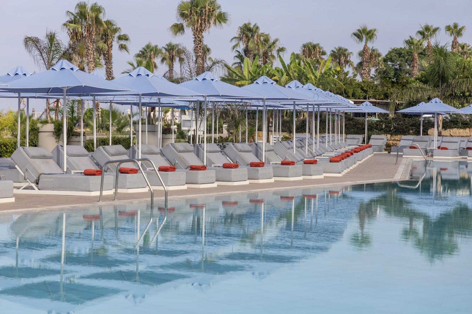 Ivi Mare - Designed For Adults By Louis Hotels Geroskipou エクステリア 写真 Pool at the resort