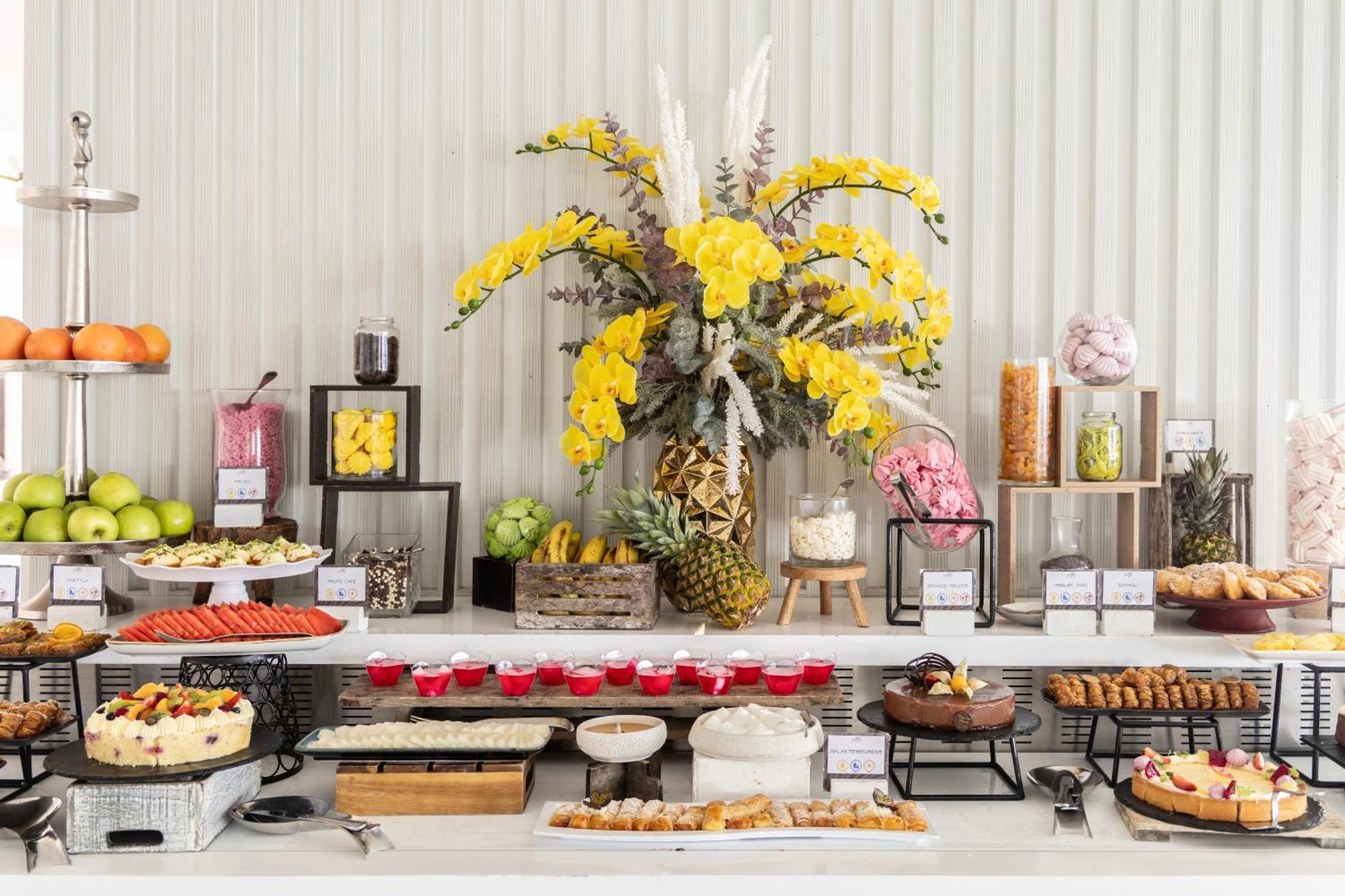 Ivi Mare - Designed For Adults By Louis Hotels Geroskipou エクステリア 写真 A dessert buffet