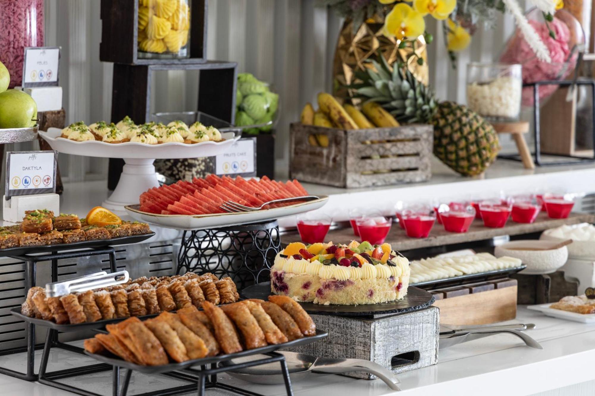 Ivi Mare - Designed For Adults By Louis Hotels Geroskipou エクステリア 写真 A buffet at a hotel