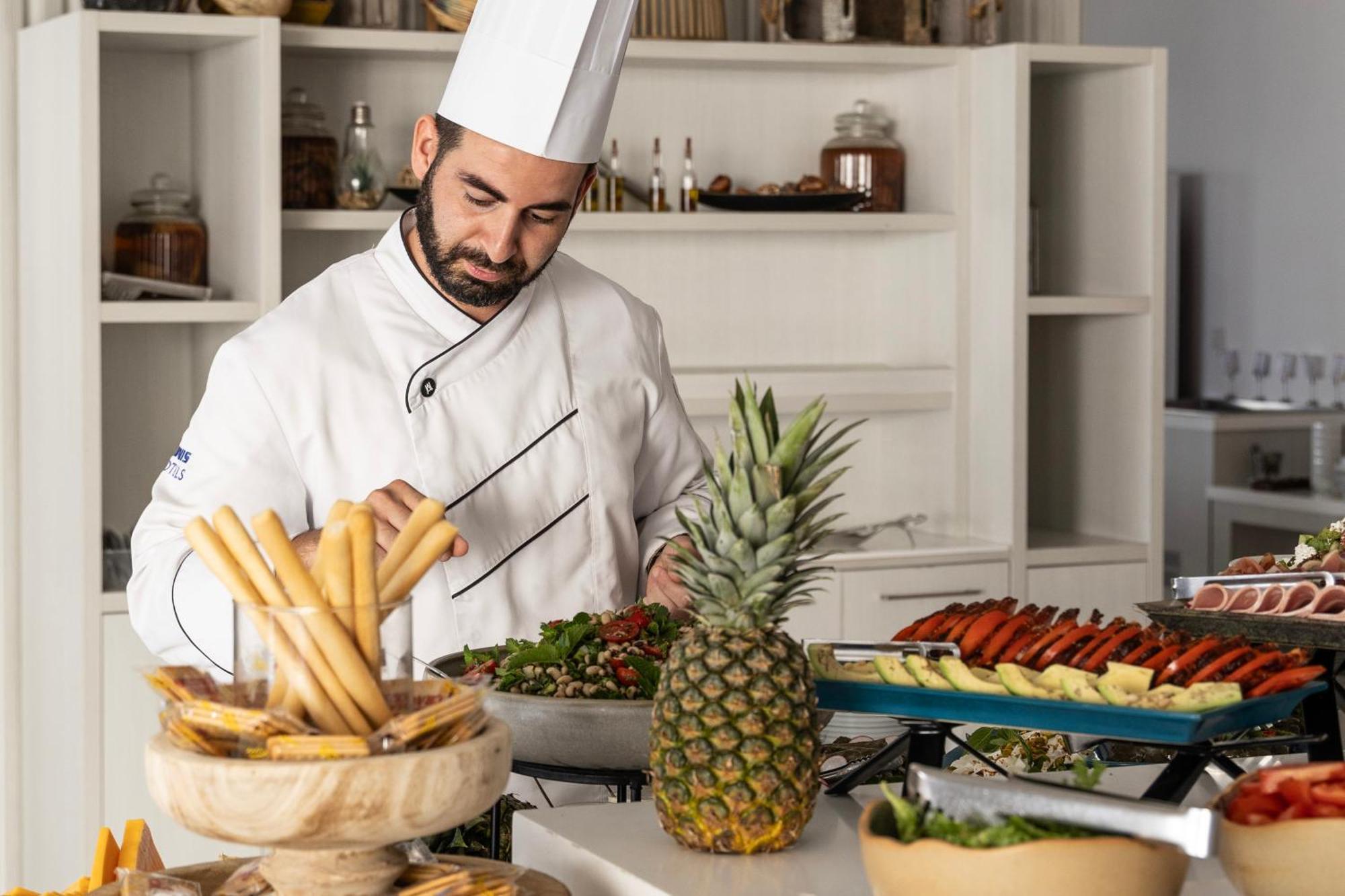 Ivi Mare - Designed For Adults By Louis Hotels Geroskipou エクステリア 写真 A chef preparing food