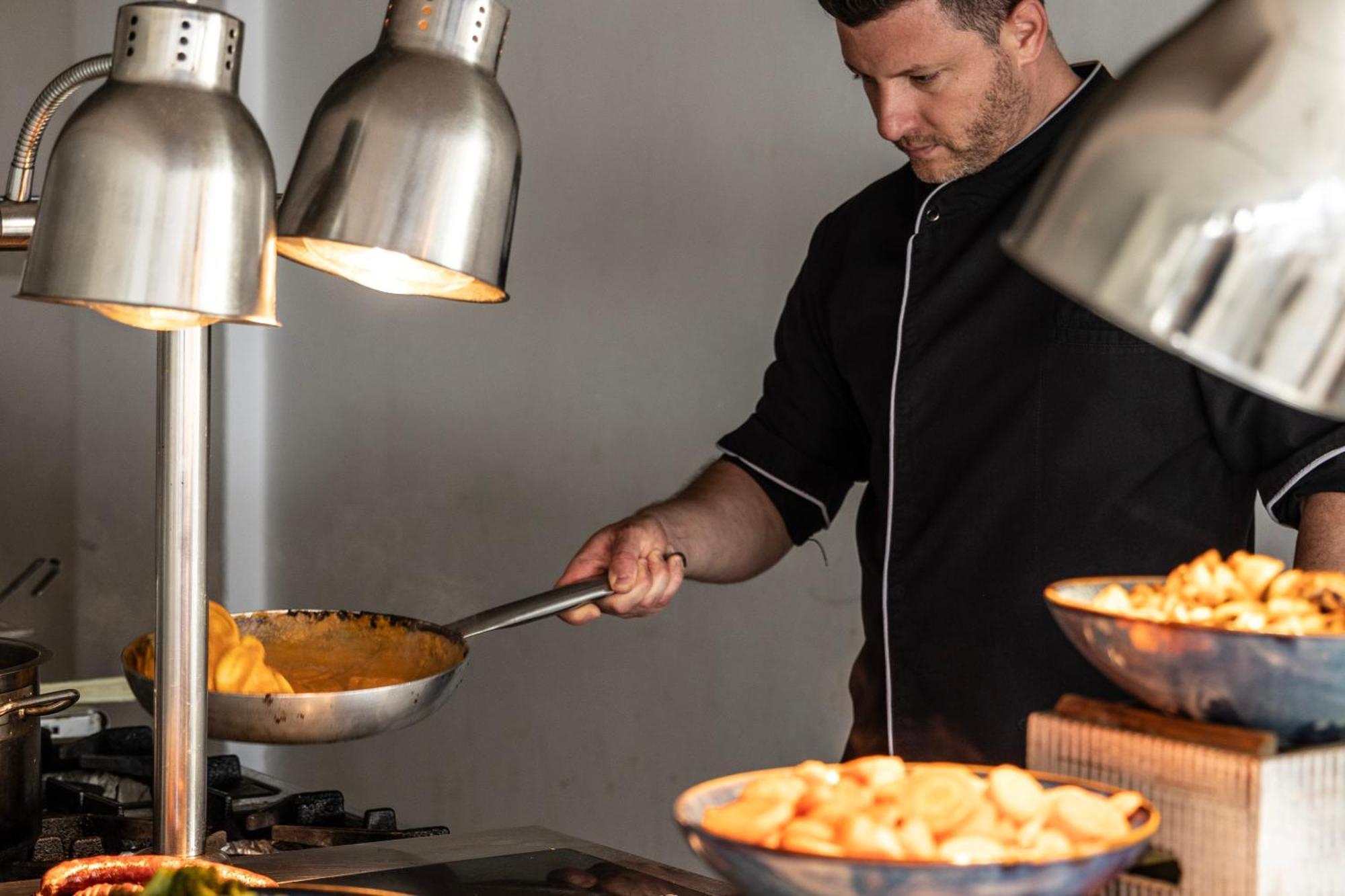 Ivi Mare - Designed For Adults By Louis Hotels Geroskipou エクステリア 写真 A chef at work