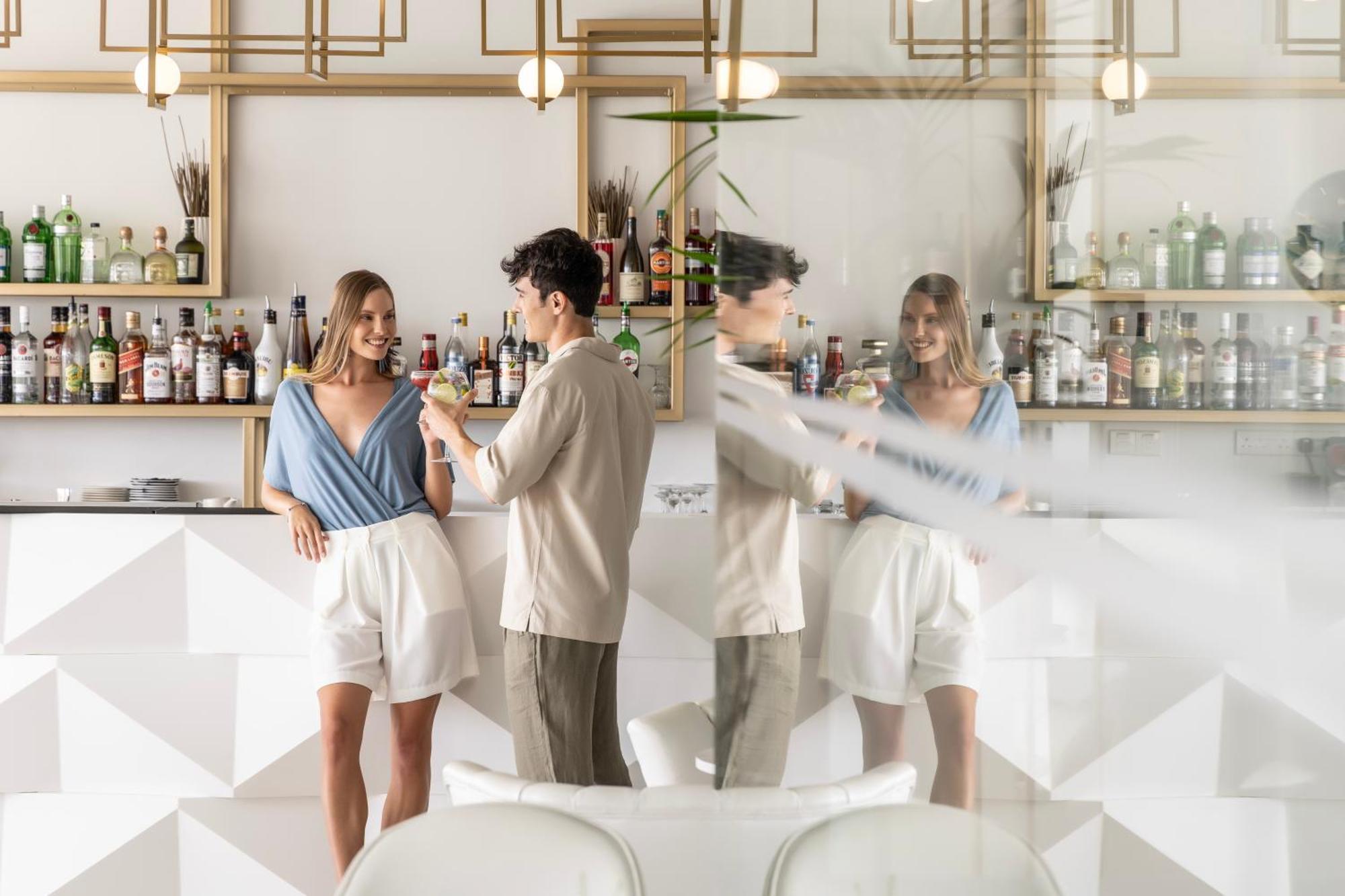 Ivi Mare - Designed For Adults By Louis Hotels Geroskipou エクステリア 写真 The bar at the hotel